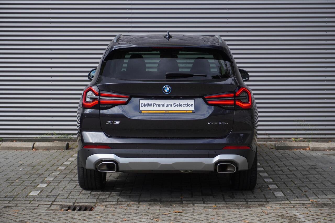 BMW X3 xDrive30e Trekhaak met elektrisch wegklapbare kogel | Parking Assistant Plus | Extra getint glas | 19 inch LM Y-spaak (Styling 693) in Ferric Grau