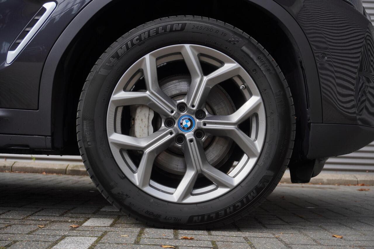 BMW X3 xDrive30e Trekhaak met elektrisch wegklapbare kogel | Parking Assistant Plus | Extra getint glas | 19 inch LM Y-spaak (Styling 693) in Ferric Grau