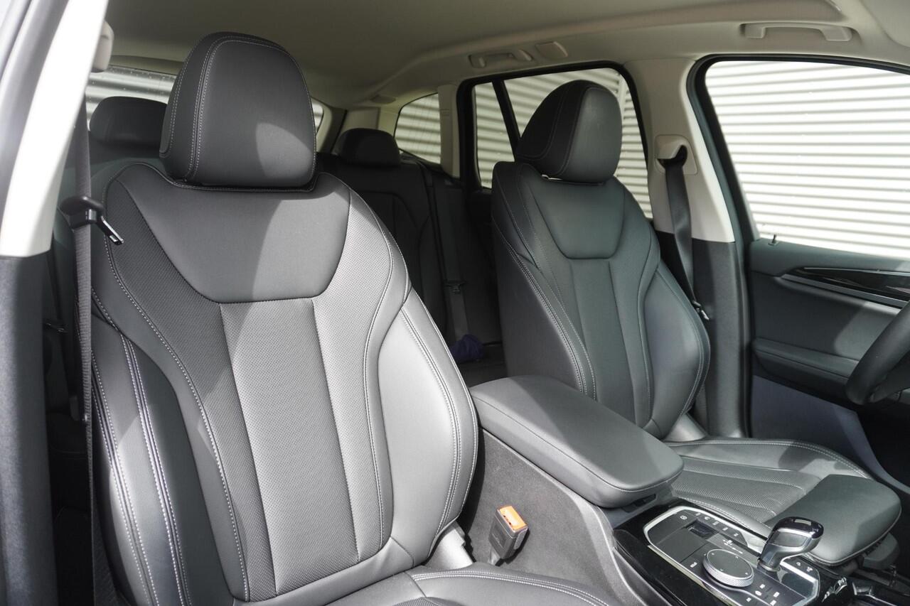 BMW X3 xDrive30e Trekhaak met elektrisch wegklapbare kogel | Parking Assistant Plus | Extra getint glas | 19 inch LM Y-spaak (Styling 693) in Ferric Grau