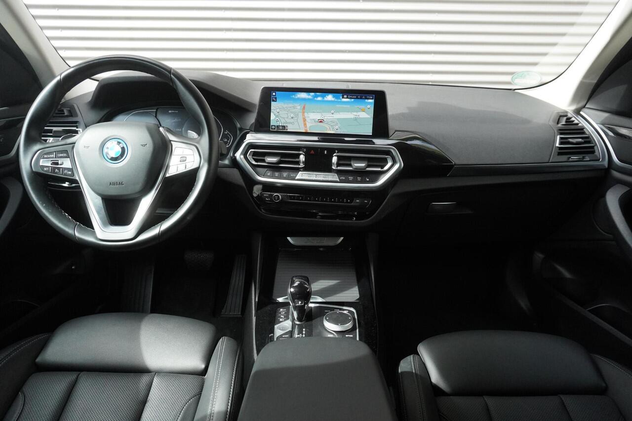 BMW X3 xDrive30e Trekhaak met elektrisch wegklapbare kogel | Parking Assistant Plus | Extra getint glas | 19 inch LM Y-spaak (Styling 693) in Ferric Grau