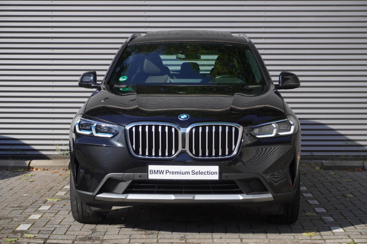 BMW X3 xDrive30e High Executive | Glazen panoramadak | BMW Head-Up Display | Elektrisch verwarmde voorstoelen | Geluidswerende ramen | Achteruitrijcamera