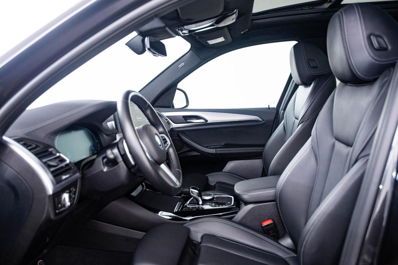 BMW X3 xDrive30e High Executive M Sport - Panoramadak - parking/Driving Assistant - Head up - Elektrisch verwarmde voorstoelen - Getinte Ruiten - Comfort Access - Ambiance verlichting - Hifi - Sportstoelen -