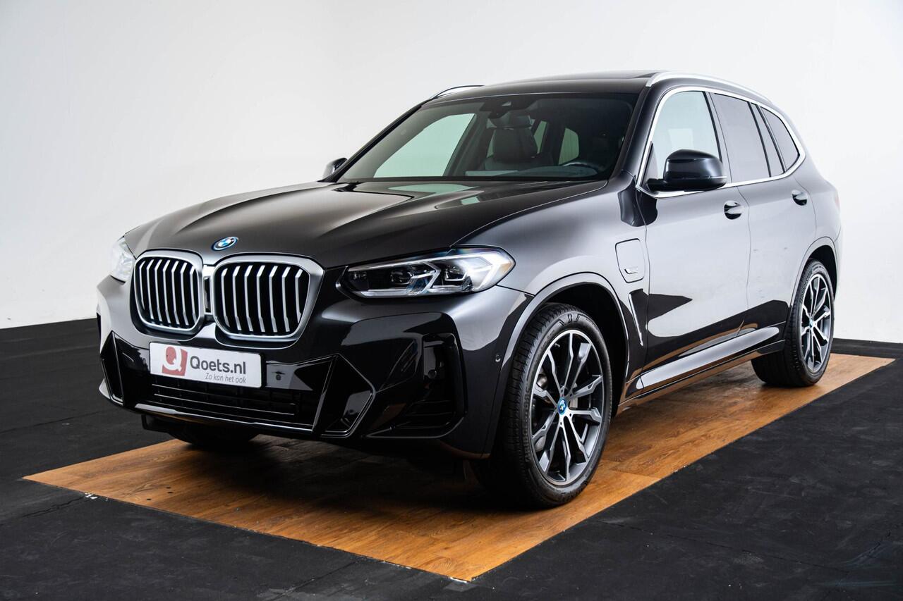 BMW X3 xDrive30e High Executive M Sport - Panoramadak - parking/Driving Assistant - Head up - Elektrisch verwarmde voorstoelen - Getinte Ruiten - Comfort Access - Ambiance verlichting - Hifi - Sportstoelen -