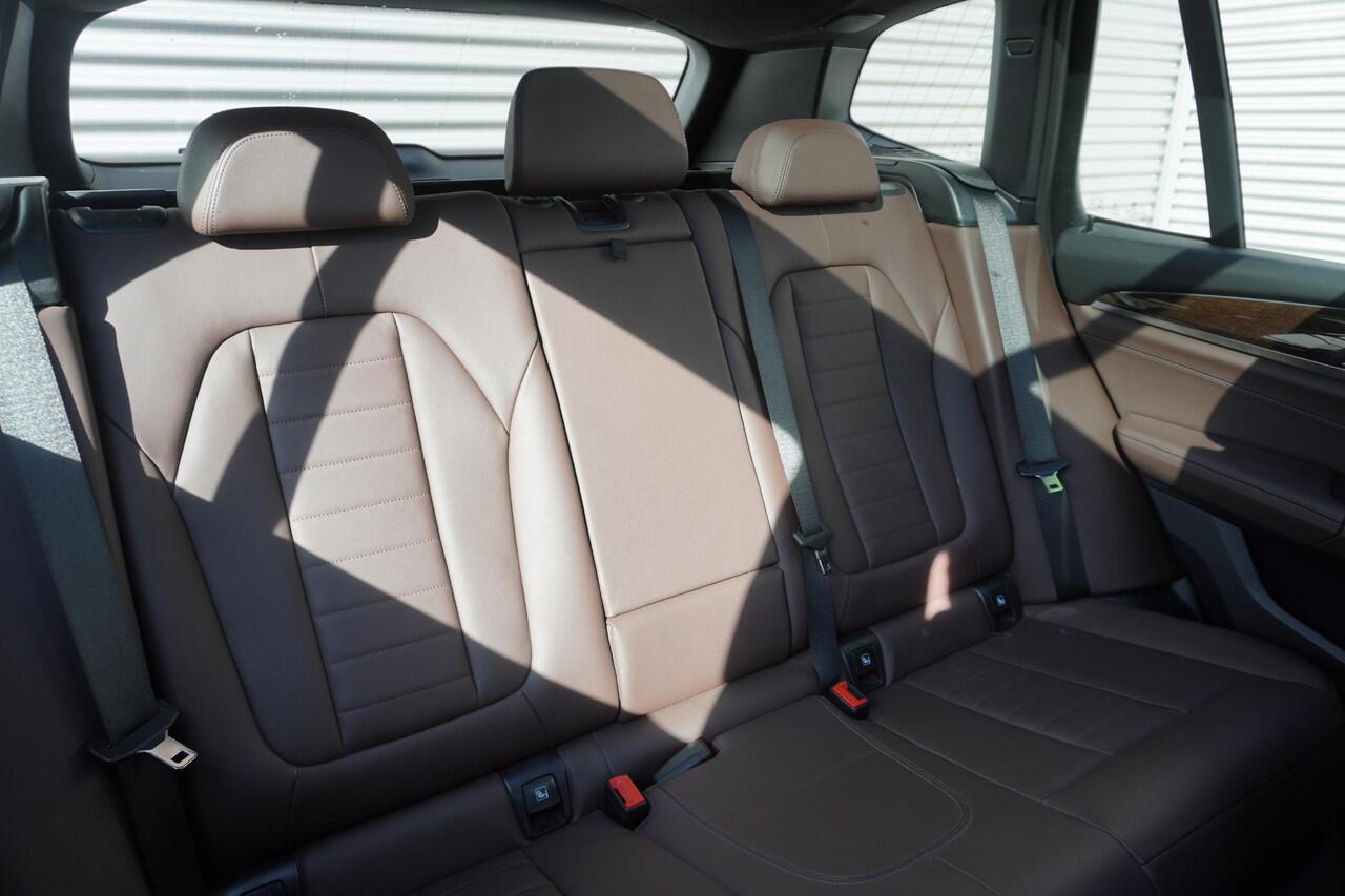 BMW X3 xDrive30e High Executive | Glazen panoramadak | BMW Head-Up Display | Elektrisch verwarmde voorstoelen | Geluidswerende ramen | Achteruitrijcamera