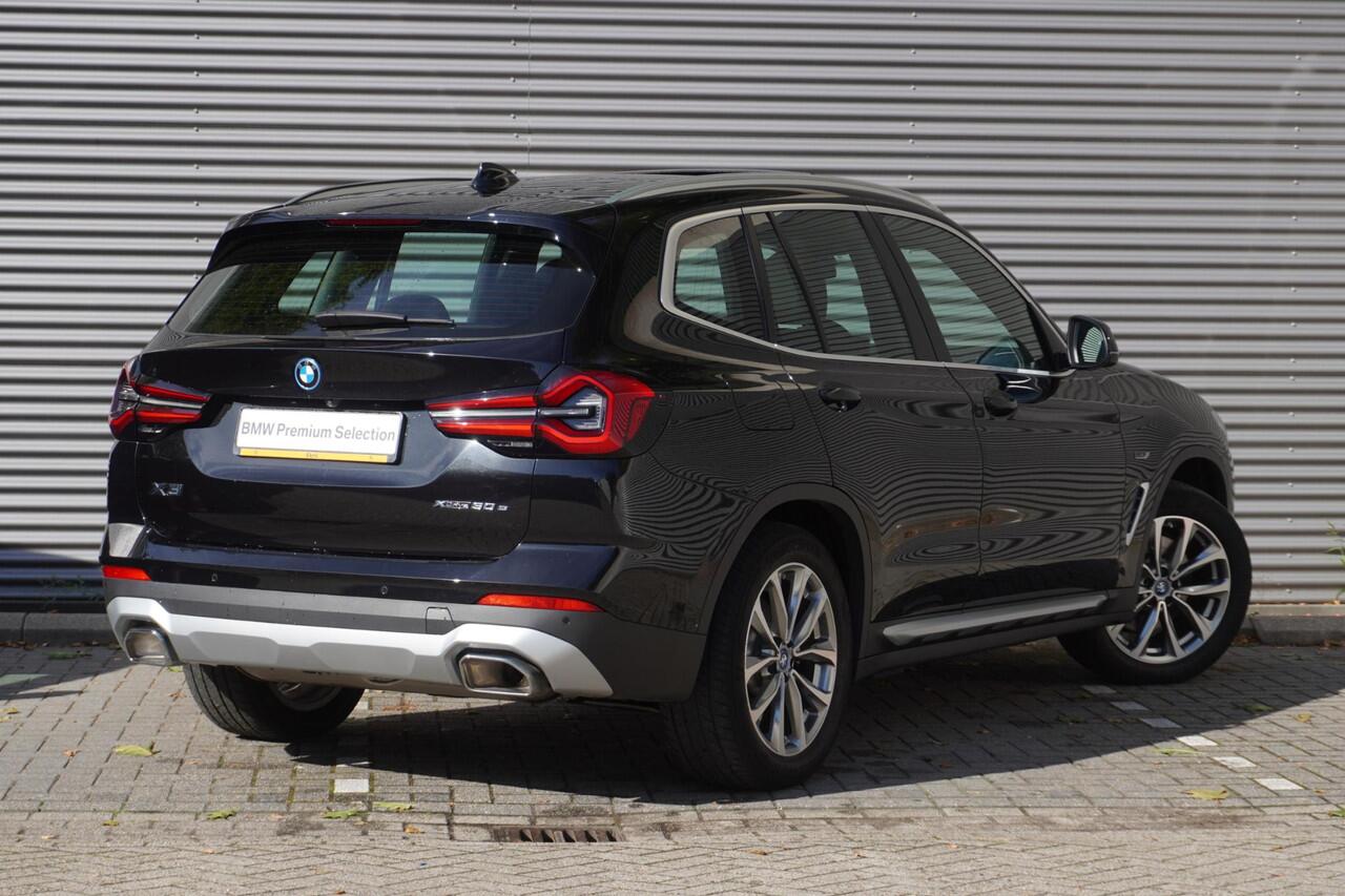 BMW X3 xDrive30e High Executive | Glazen panoramadak | BMW Head-Up Display | Elektrisch verwarmde voorstoelen | Geluidswerende ramen | Achteruitrijcamera