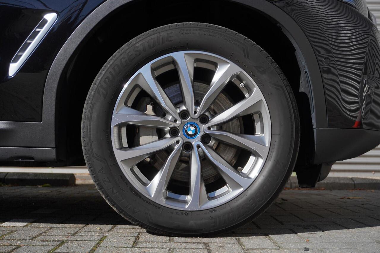 BMW X3 xDrive30e High Executive | Glazen panoramadak | BMW Head-Up Display | Elektrisch verwarmde voorstoelen | Geluidswerende ramen | Achteruitrijcamera