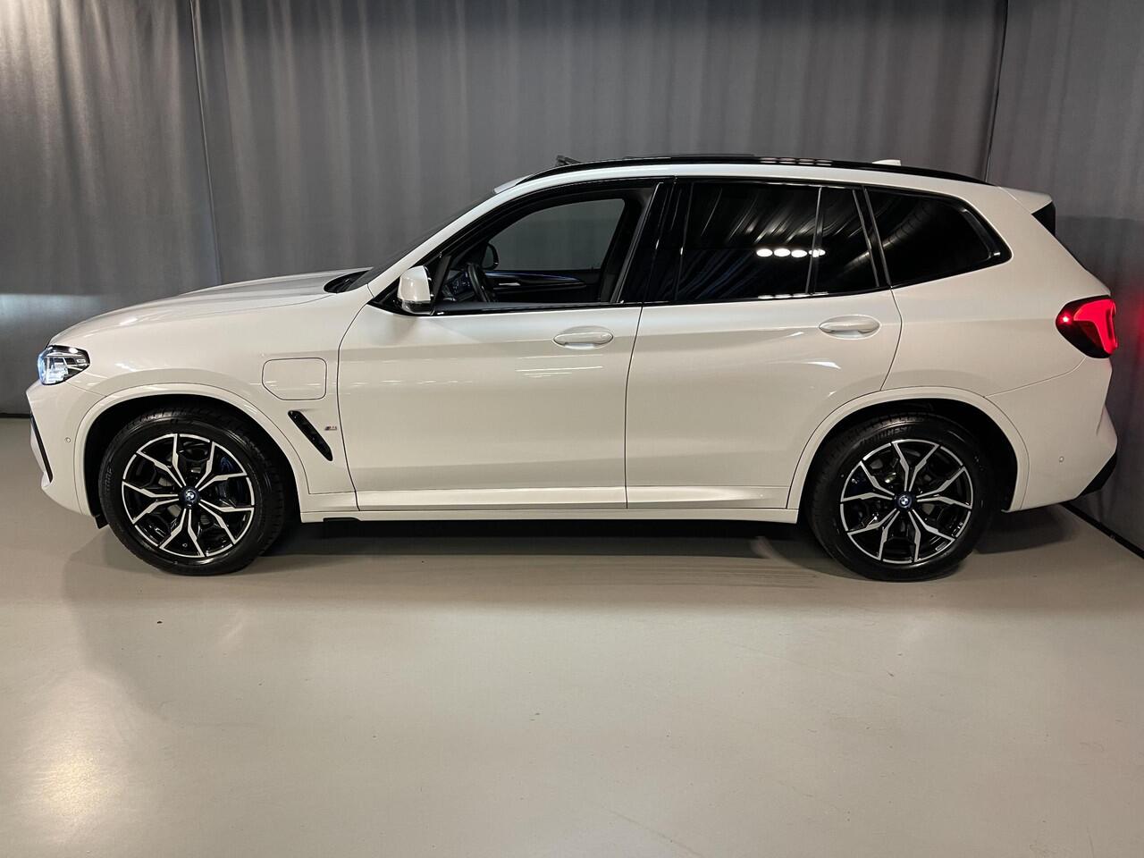 BMW X3 xDrive30e High Executive M Sport 19"/Leder/Panoramadak/Harman Kardon/Dodehoek/Sport Steering/Stoelverwarming/Sfeerverlichting/Camera/Apple Carplay & Android Auto