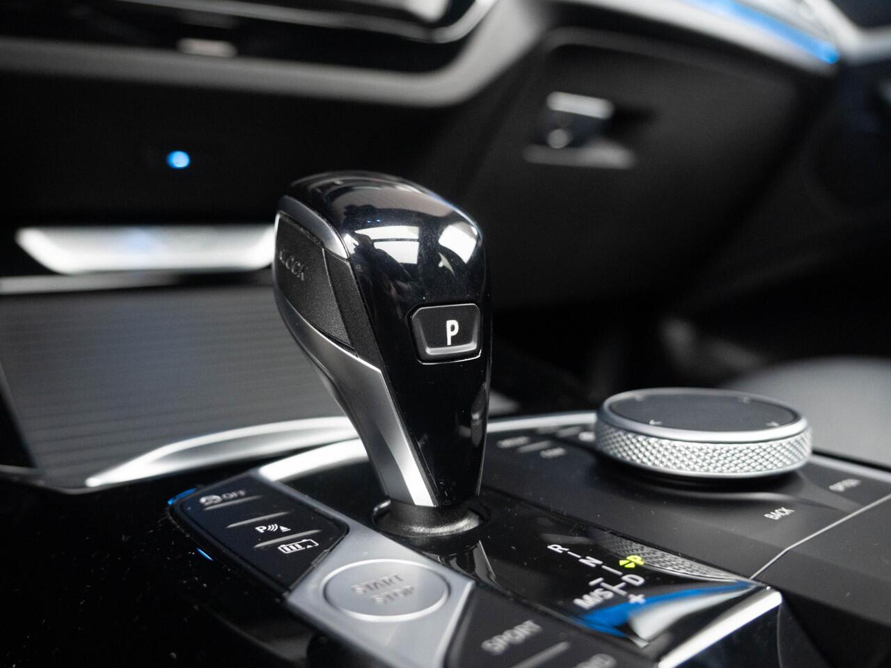 BMW X3 xDrive30e | M Sportpakket | Stuurwielrand verwarmd | Head-Up Display | Comfort Access | Achteruitrijcamera | Panoramadak | Stoelverwarming | Trekhaak