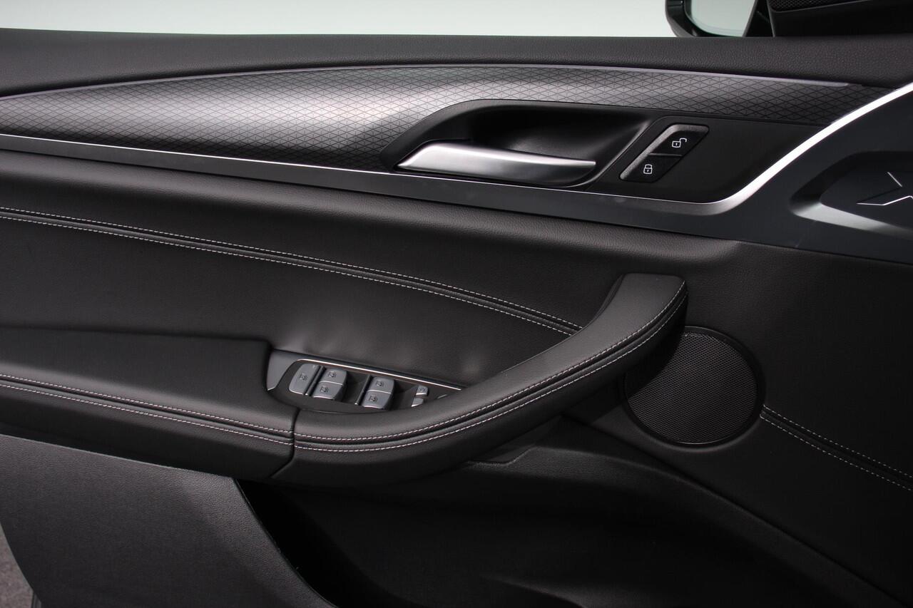 BMW X3 xDrive30e M Sport High Executive | Leder | Schuif/kantel dak | Navigatie | Climate Control | Camera | Electrisch bedienbare achterklep | Active Cruise Control | 19" Lichtmetalen velgen