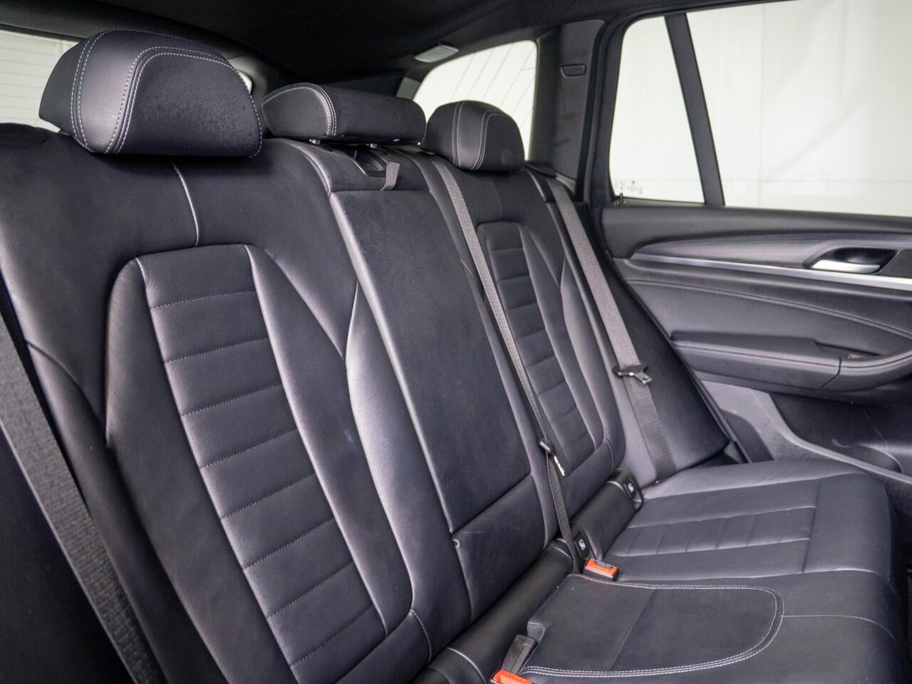 BMW X3 xDrive30e | High Executive | Comfort Access | Achteruitrijcamera | Panoramadak | Stoelverwarming | Head-Up Display | 19''