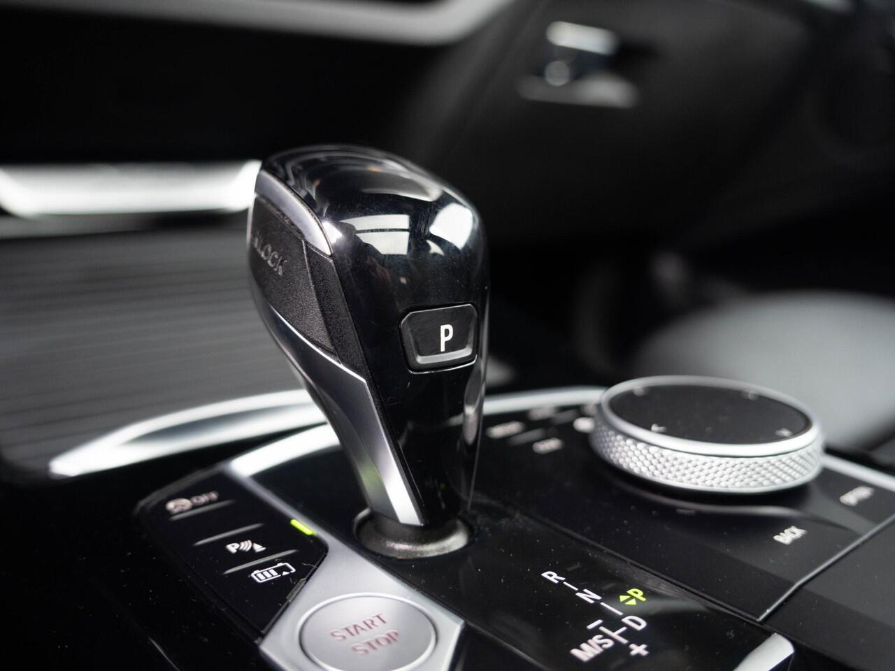 BMW X3 xDrive30e | High Executive | Comfort Access | Achteruitrijcamera | Panoramadak | Stoelverwarming | Head-Up Display | 19''