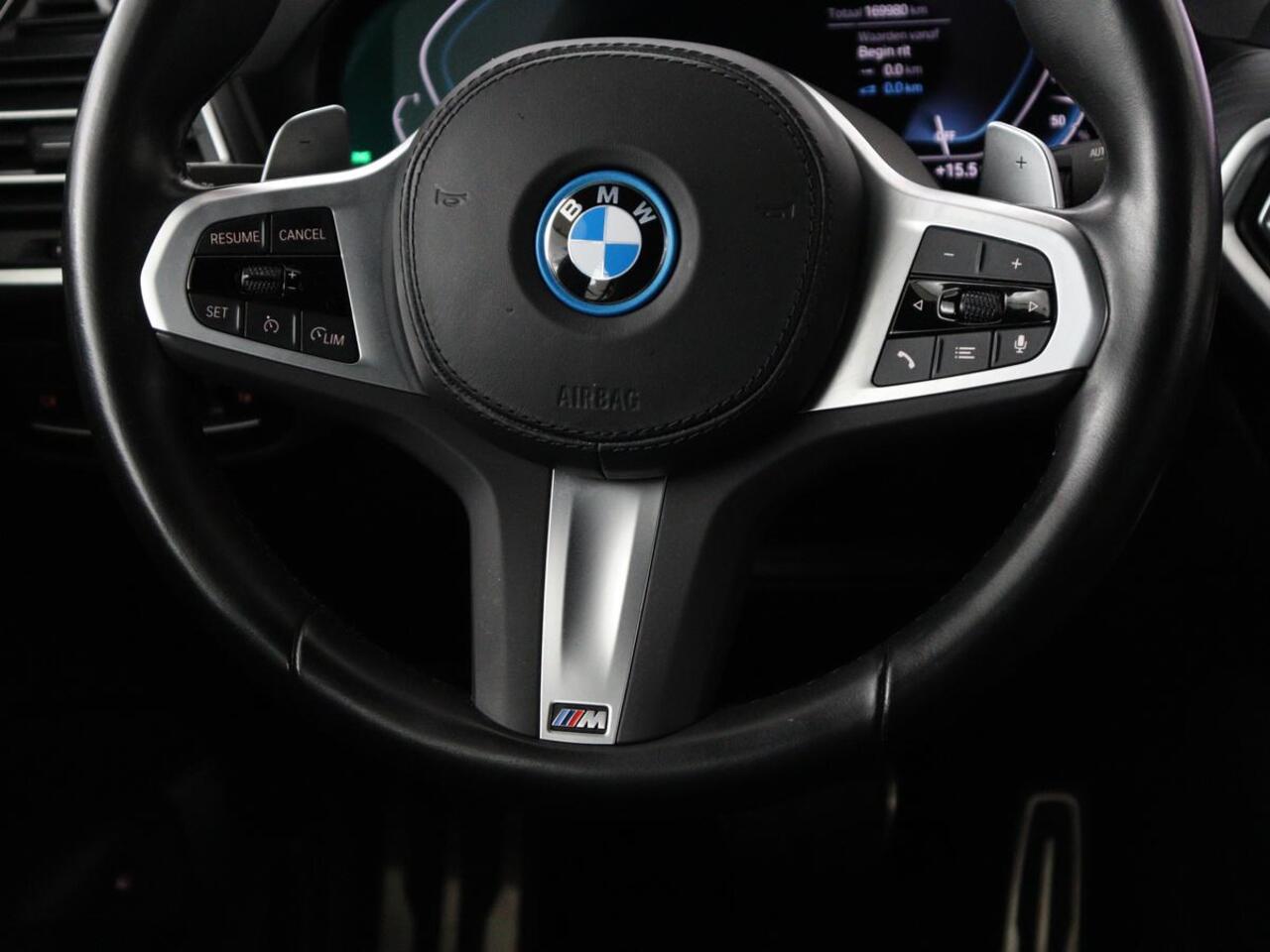 BMW X3 xDrive30e M Sport | Panoramadak | Head-Up | Stoelverwarming | Trekhaak | 360 Camera | Leder | Sportstoelen | Carplay | Sfeerverlichting | Laserlicht | Live Cockpit | Navigatie | PHEV | Plug In