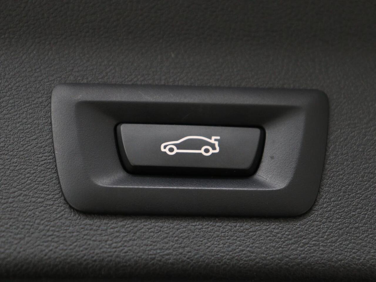 BMW X3 xDrive30e M Sport | Panoramadak | Head-Up | Stoelverwarming | Trekhaak | 360 Camera | Leder | Sportstoelen | Carplay | Sfeerverlichting | Laserlicht | Live Cockpit | Navigatie | PHEV | Plug In