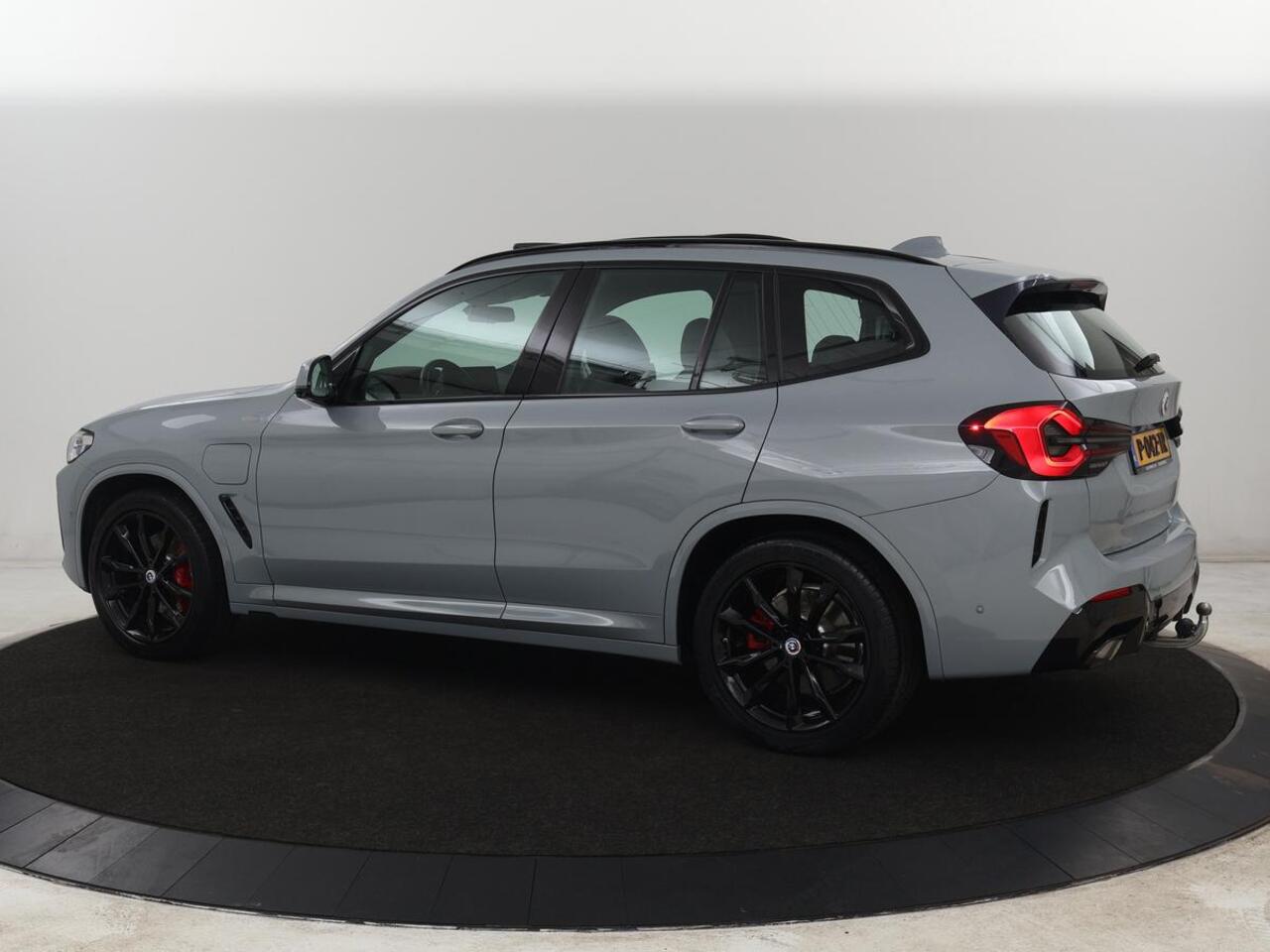 BMW X3 xDrive30e M Sport | Panoramadak | Head-Up | Stoelverwarming | Trekhaak | 360 Camera | Leder | Sportstoelen | Carplay | Sfeerverlichting | Laserlicht | Live Cockpit | Navigatie | PHEV | Plug In