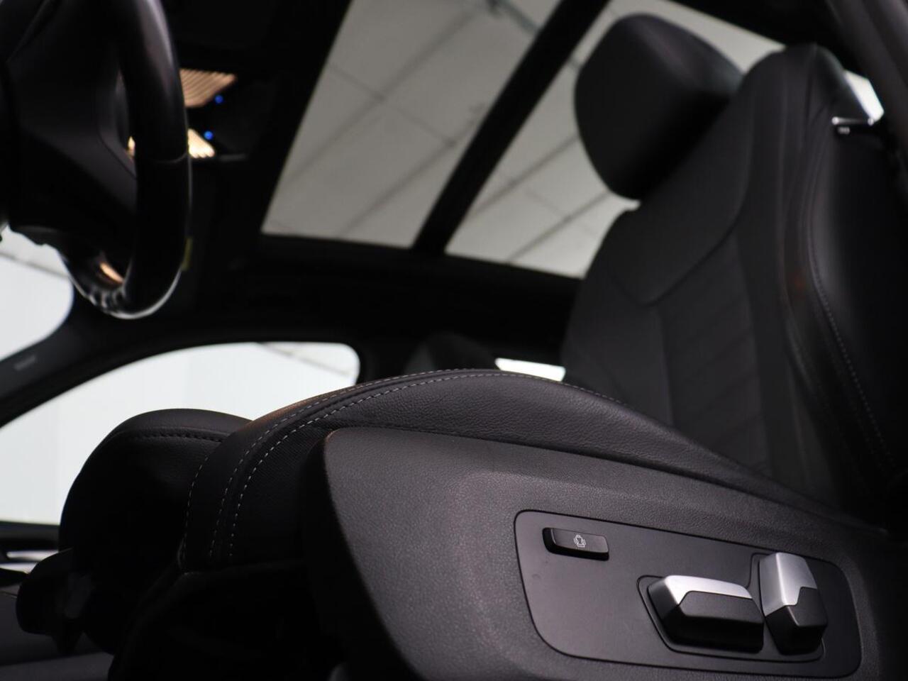 BMW X3 xDrive30e M Sport | Panoramadak | Head-Up | Stoelverwarming | Trekhaak | 360 Camera | Leder | Sportstoelen | Carplay | Sfeerverlichting | Laserlicht | Live Cockpit | Navigatie | PHEV | Plug In