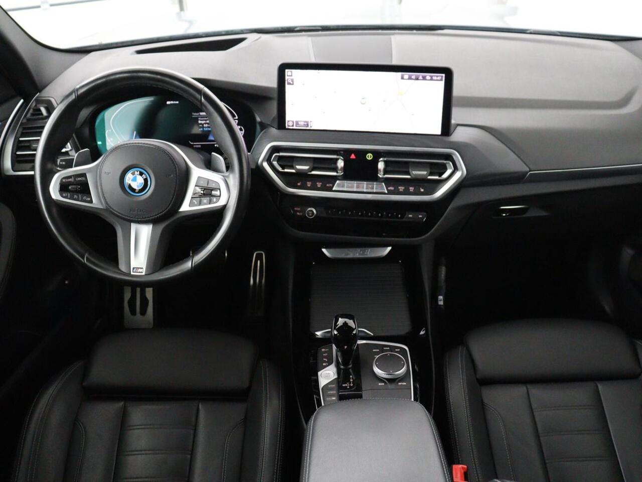 BMW X3 xDrive30e M Sport | Panoramadak | Head-Up | Stoelverwarming | Trekhaak | 360 Camera | Leder | Sportstoelen | Carplay | Sfeerverlichting | Laserlicht | Live Cockpit | Navigatie | PHEV | Plug In