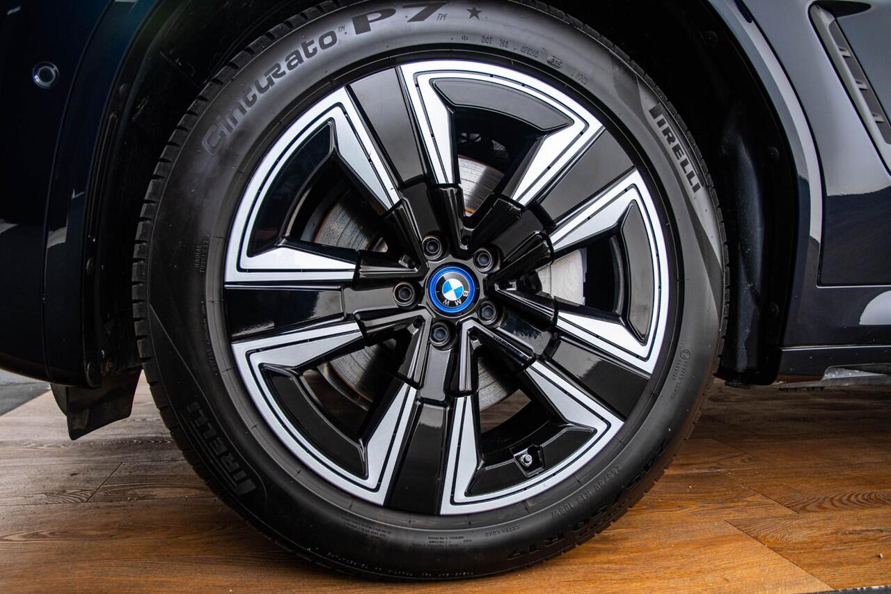 BMW X3 iX3 Executive 80 kWh Driving Assistant Professional - Comfort Access - Elektrisch verwarmde voorstoelen - Sportstoelen - Parking Pack - Automatisch dimmende binnenspiegel - Adaptief onderstel -