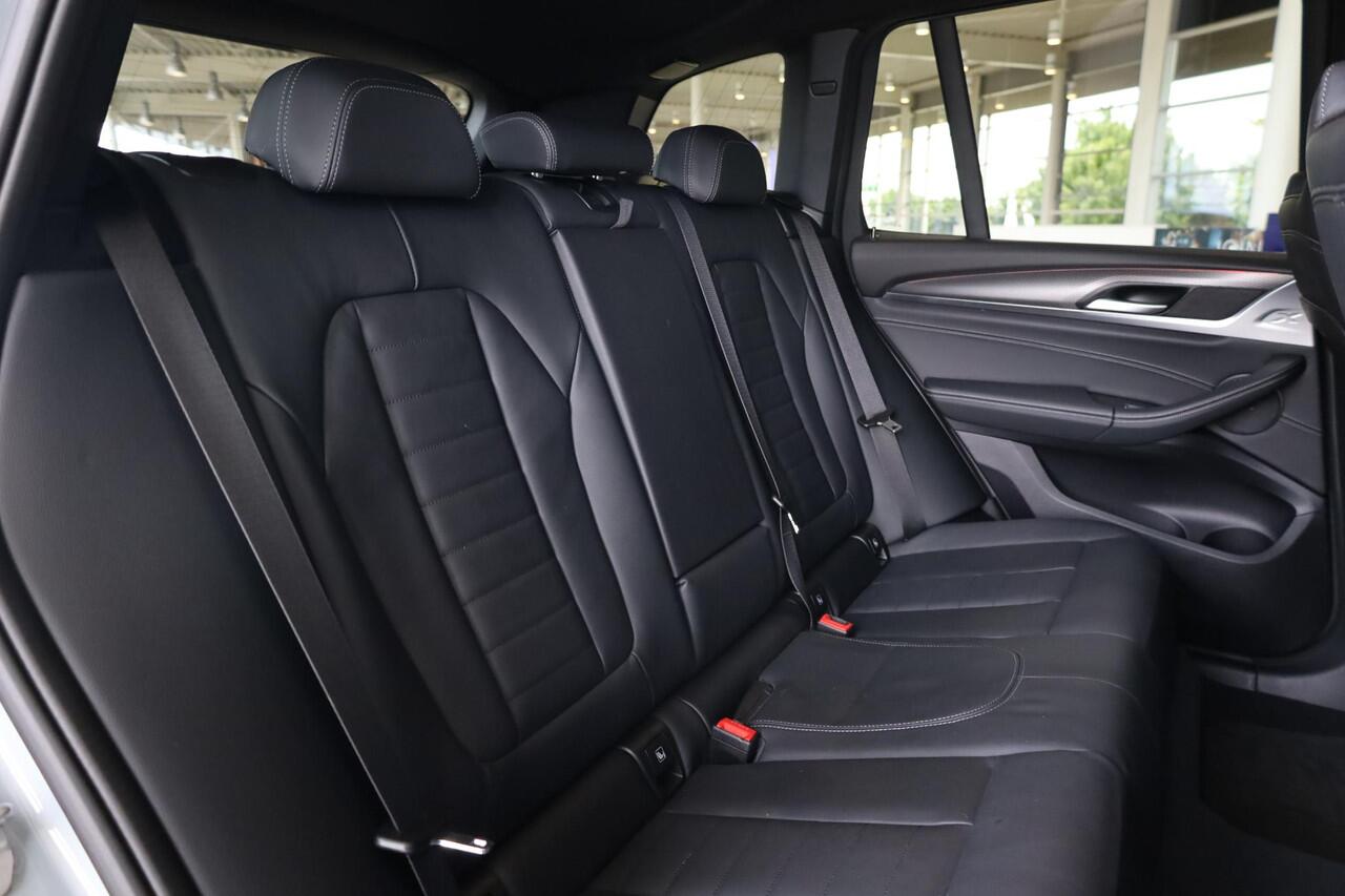 BMW X3 xDrive20i High Executive | M Sportpakket | Elektrische trekhaak | Driving Assistant