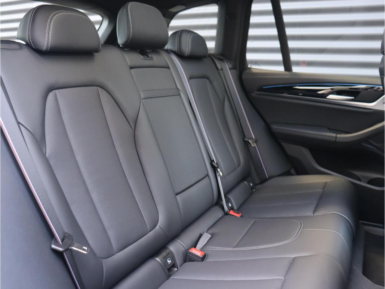 BMW X3 iX3 High Executive | M Sportpakket | Driving Assistant Prof. | Getint Glas | Stuurwielverwarming | Adaptief Onderstel | Sportstoelen | Adaptieve LED | 19'' LMV