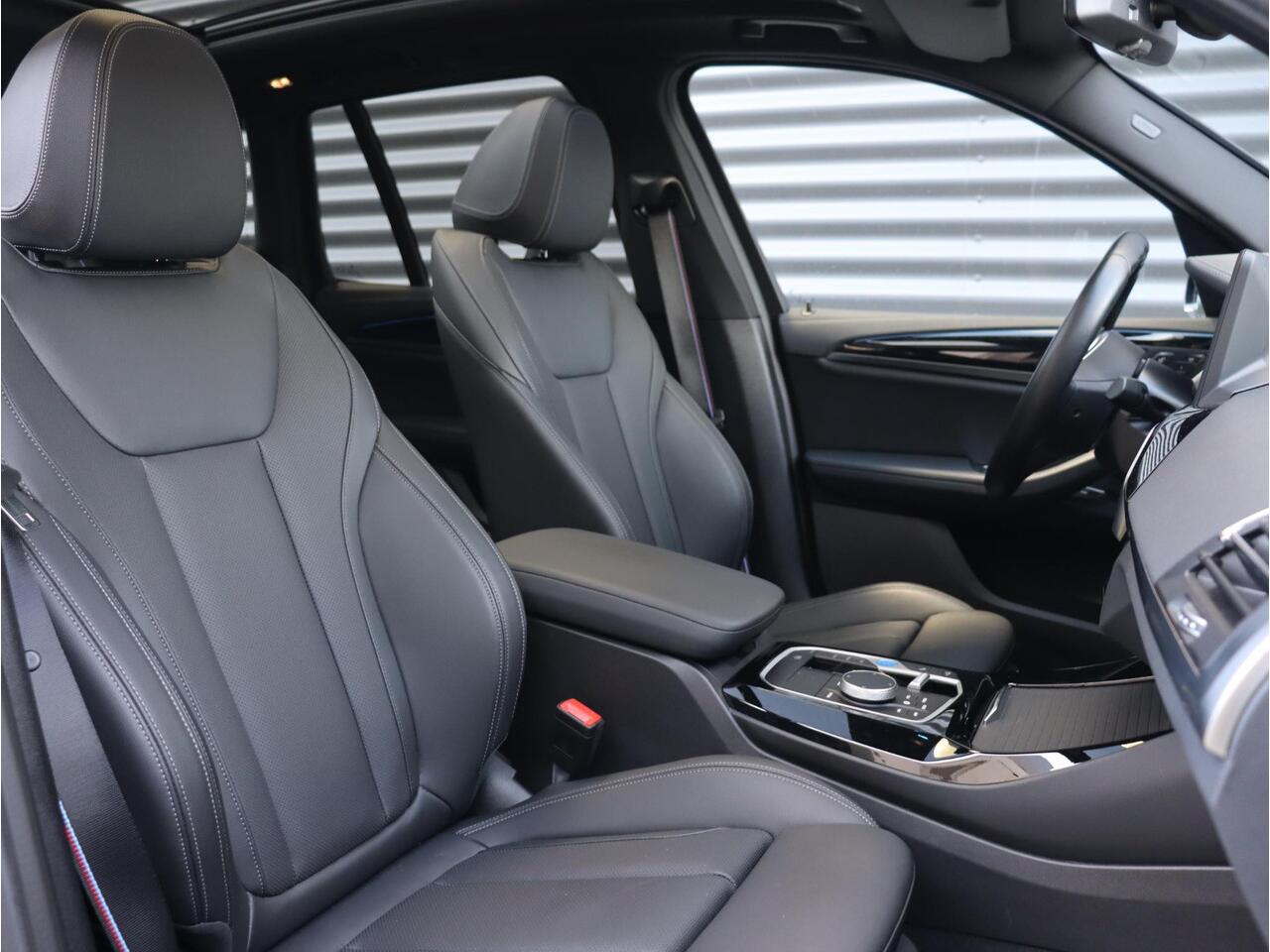 BMW X3 iX3 High Executive | M Sportpakket | Driving Assistant Prof. | Getint Glas | Stuurwielverwarming | Adaptief Onderstel | Sportstoelen | Adaptieve LED | 19'' LMV