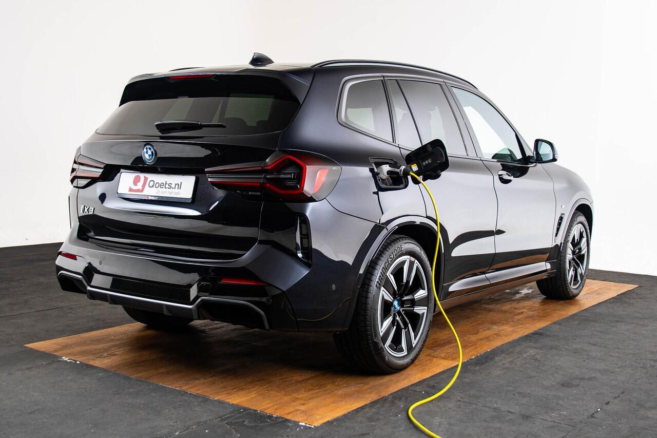 BMW X3 iX3 Executive 80 kWh Sportstoelen - Elektrisch verwarmde voorstoelen - Getinte Ruiten - Comfort Access - Ambiance verlichting - Driving Assistant Professional - Active Guard - Active Protection -