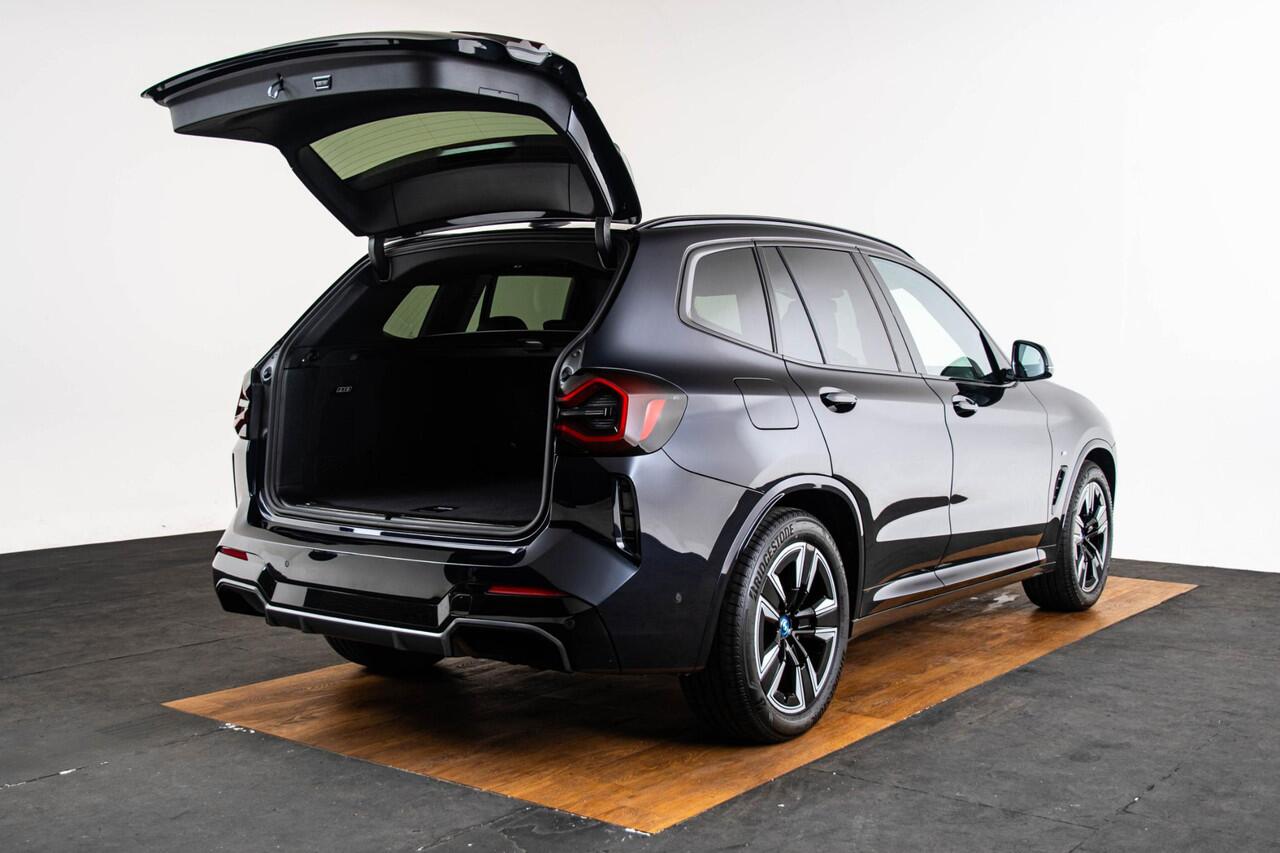 BMW X3 iX3 Executive 80 kWh Sportstoelen - Elektrisch verwarmde voorstoelen - Getinte Ruiten - Comfort Access - Ambiance verlichting - Driving Assistant Professional - Active Guard - Active Protection -