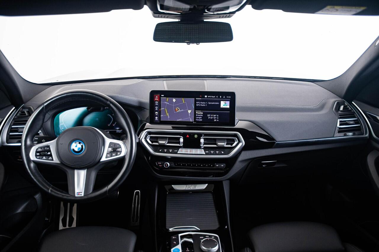BMW X3 iX3 Executive 80 kWh Sportstoelen - Elektrisch verwarmde voorstoelen - Getinte Ruiten - Comfort Access - Ambiance verlichting - Driving Assistant Professional - Active Guard - Active Protection -