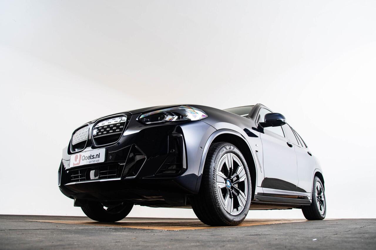 BMW X3 iX3 Executive 80 kWh Sportstoelen - Elektrisch verwarmde voorstoelen - Getinte Ruiten - Comfort Access - Ambiance verlichting - Driving Assistant Professional - Active Guard - Active Protection -