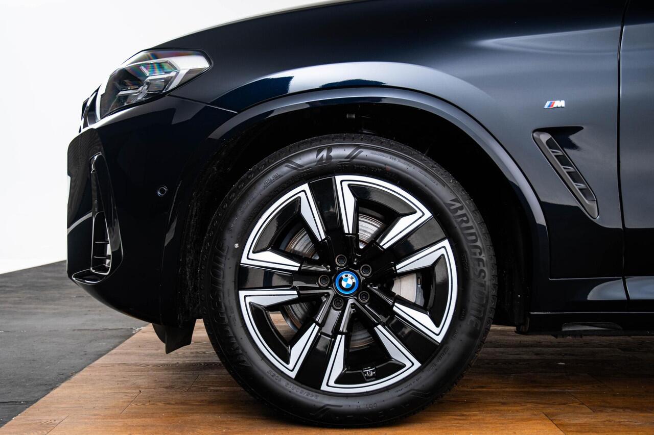 BMW X3 iX3 Executive 80 kWh Sportstoelen - Elektrisch verwarmde voorstoelen - Getinte Ruiten - Comfort Access - Ambiance verlichting - Driving Assistant Professional - Active Guard - Active Protection -