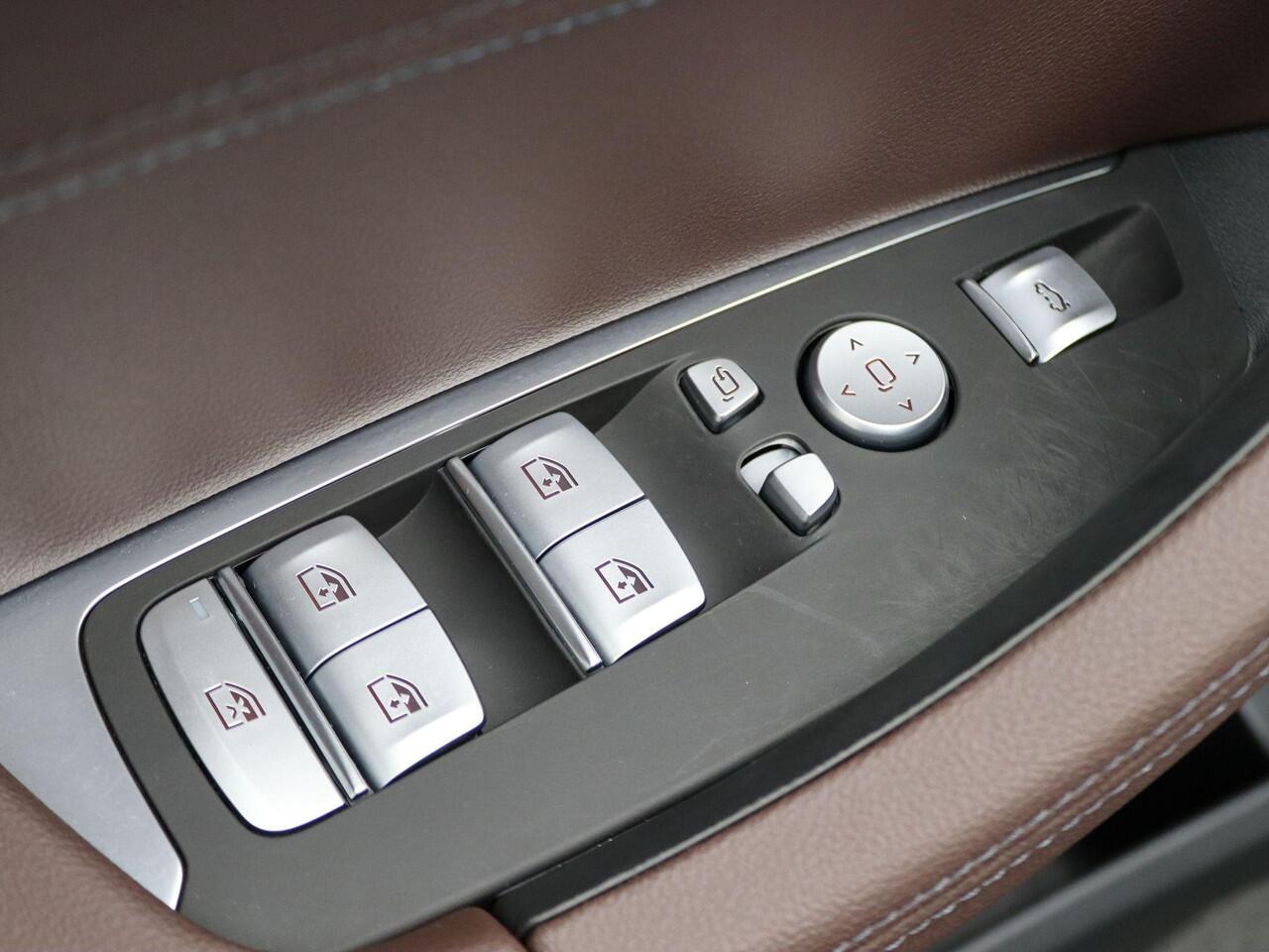 BMW X3 xDrive20d M Sportpakket | Innovation Pack | Trekhaak | Panoramadak | Head- Up Display | Laserlight | 20"