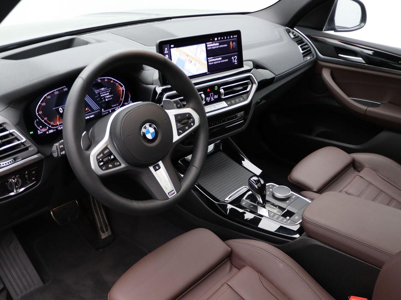 BMW X3 xDrive20d M Sportpakket | Innovation Pack | Trekhaak | Panoramadak | Head- Up Display | Laserlight | 20"