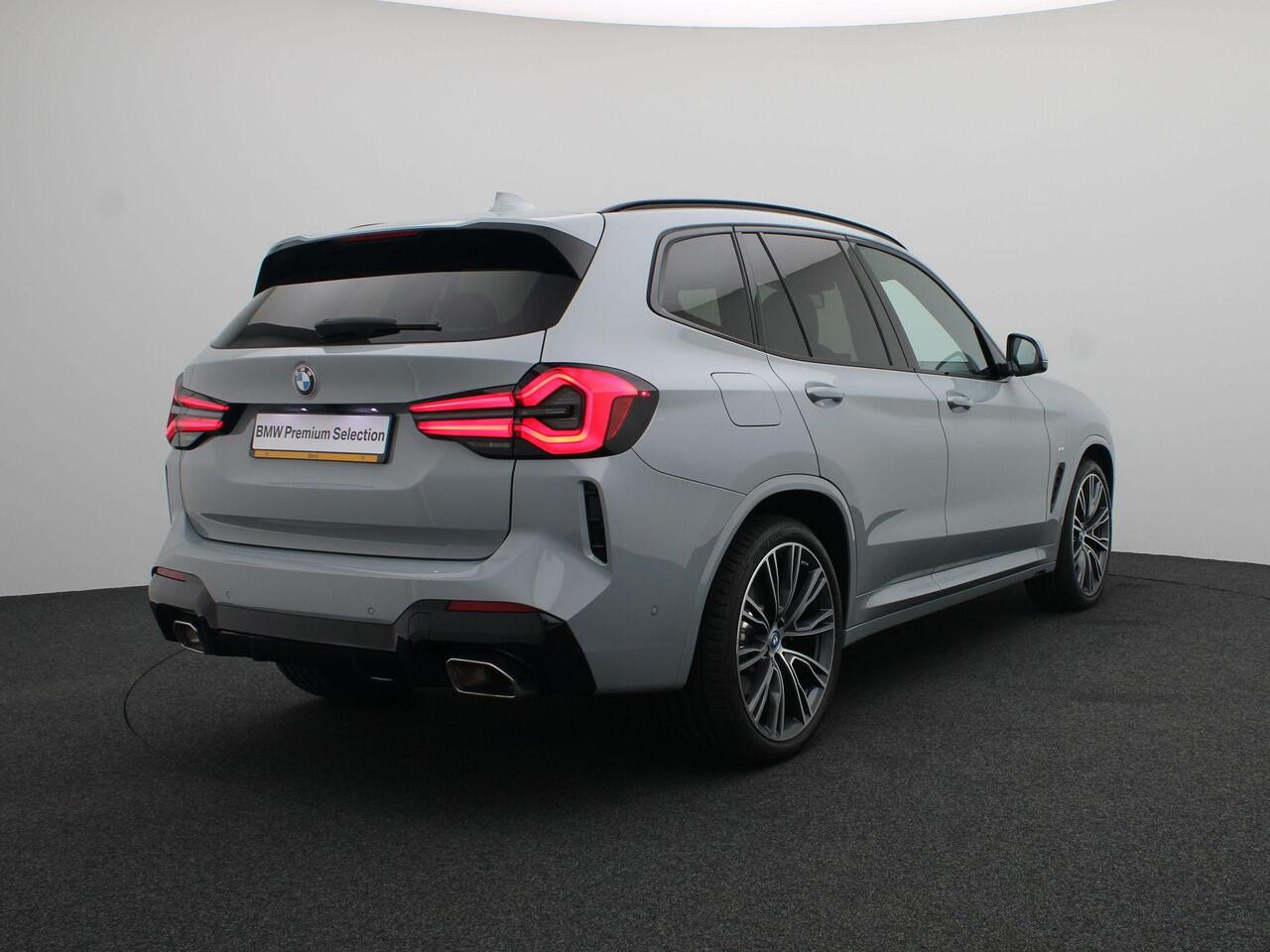 BMW X3 xDrive30i High Executive | M Sportpakket | Trekhaak | Panoramadak | Driving Assistant | Active Cruise Control | Head-Up Display | Harman Kardon | 20''