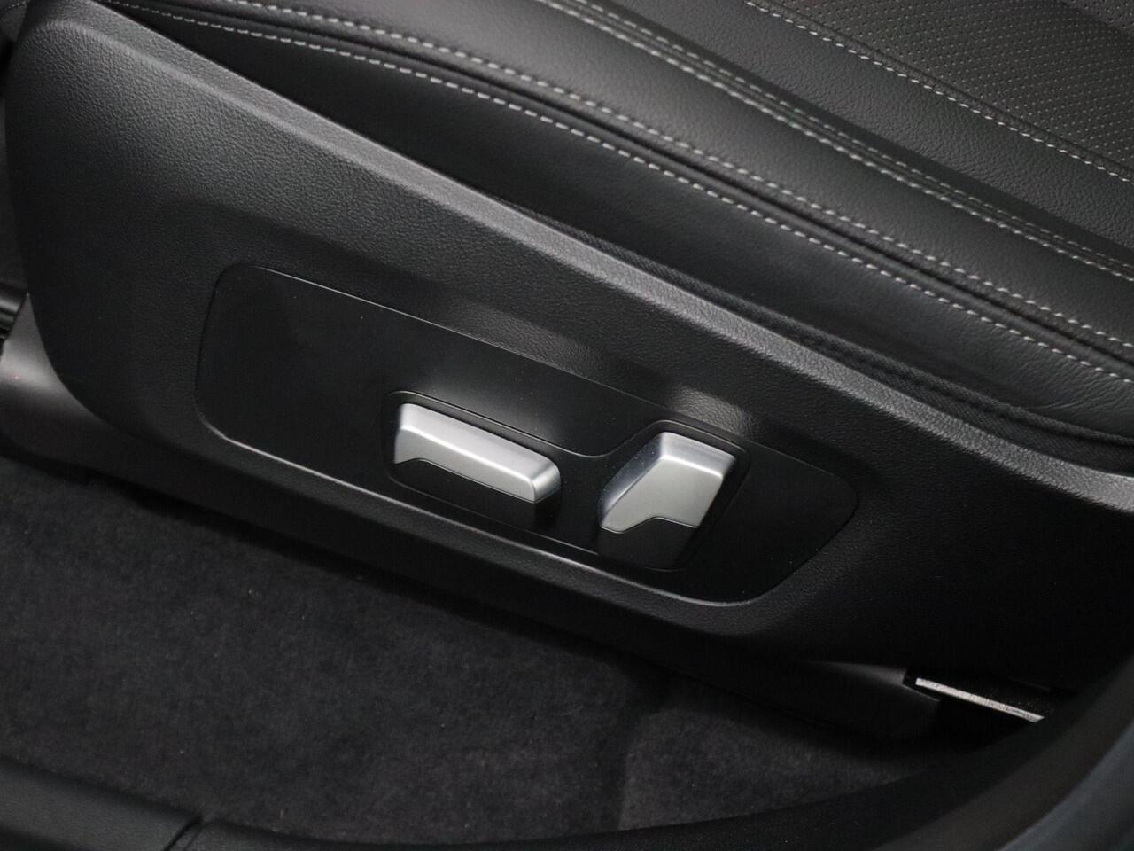 BMW X3 iX3 Executive 80 kWh Panoramadak | Trekhaak | Achteruitrijcamera | Driving Assist Prof | 19"