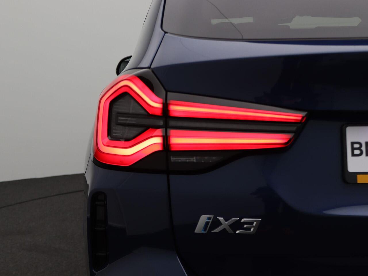 BMW X3 iX3 Executive 80 kWh Panoramadak | Trekhaak | Achteruitrijcamera | Driving Assist Prof | 19"