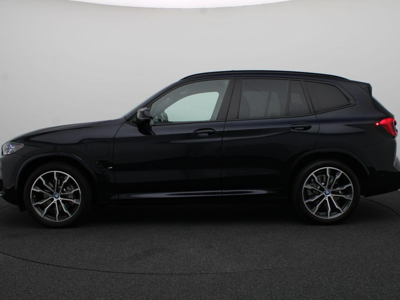 BMW X3 xDrive30e M Sportpakket | Comfort Access | Panoramadak | Elektrisch Verstelbare Sportstoelen | Driving Assistant | Head-Up Display | Active Cruise Control | Harman Kardon | 20''