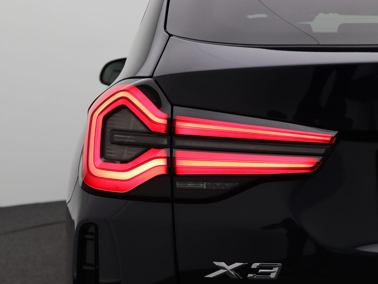 BMW X3 xDrive30e M Sportpakket | Comfort Access | Panoramadak | Elektrisch Verstelbare Sportstoelen | Driving Assistant | Head-Up Display | Active Cruise Control | Harman Kardon | 20''