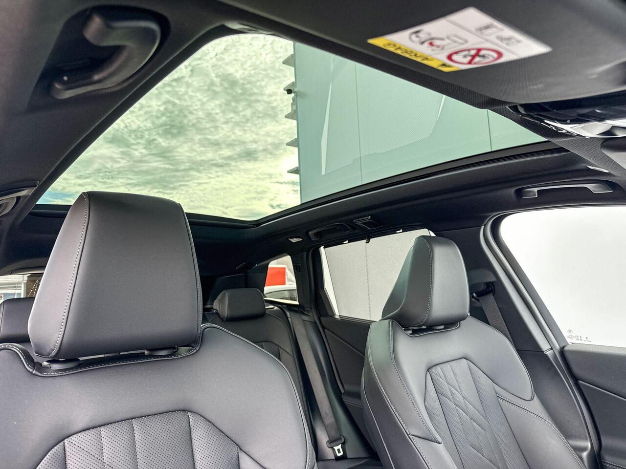 BMW X3 30e xDrive Trekhaak Elektrisch / Comfort Acces / Glazendak / Getinte Ramen / Stoelventilatie / Stoelverwarming / Parking Plus / Head Up Display