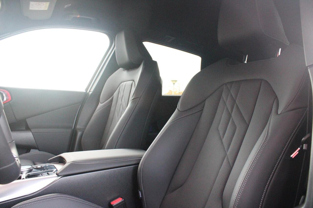 BMW X3 30e xDRIVE M-SPORT 299PK | M-SPORTPAKKET 337 MET O.A. M AERODYNAMICA PAKKET - SHADOWLINE RAAMOMLIJSTING - M-SPORT ONDERSTEL - M-INTERIEUR PAKKET - VEGANZA LEDEREN BEKLEDING - M-SPORT INTERIEURLIJSTEN - M-SPORTSTUUR - M ZWARTE HEMELBEKLEDING | PREMIUM PACK