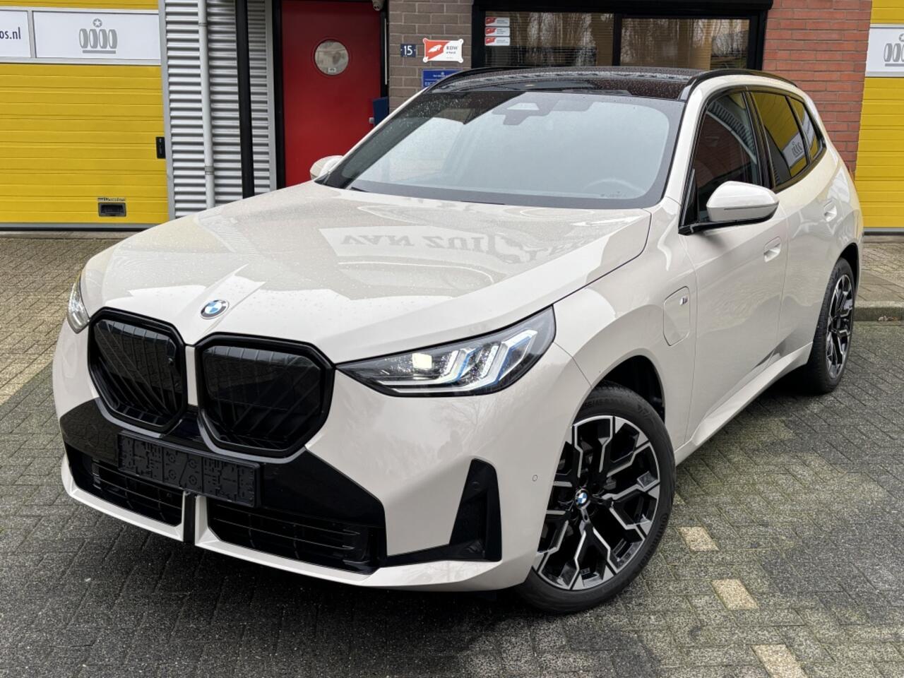 BMW X3 30e xDrive M-Sport Panorama Trekhaak Harman Memory 20"