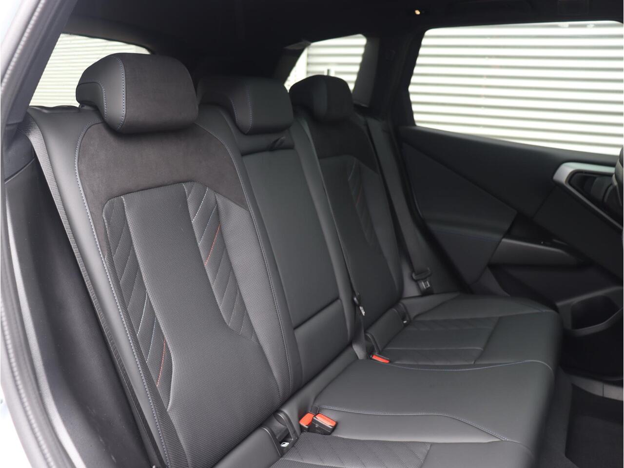 BMW X3 20 xDrive | M Sportpakket | Panodak | Trekhaak | Driving Assistant Plus | Parking Assistant Plus | Harman Kardon | Stuurverwarming | Getint glas | 19'' LMV