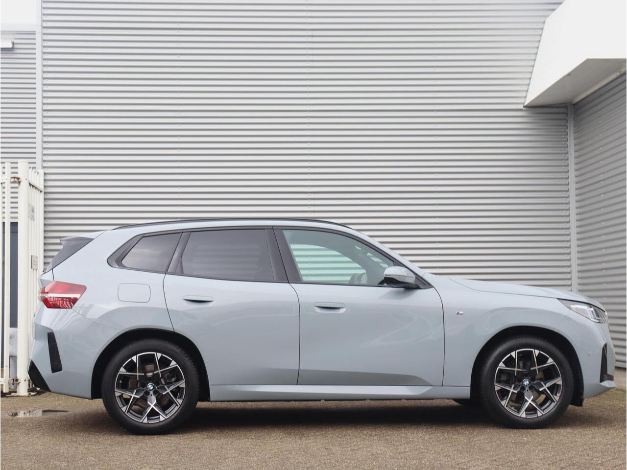 BMW X3 20 xDrive | M Sportpakket | Panodak | Trekhaak | Driving Assistant Plus | Parking Assistant Plus | Harman Kardon | Stuurverwarming | Getint glas | 19'' LMV