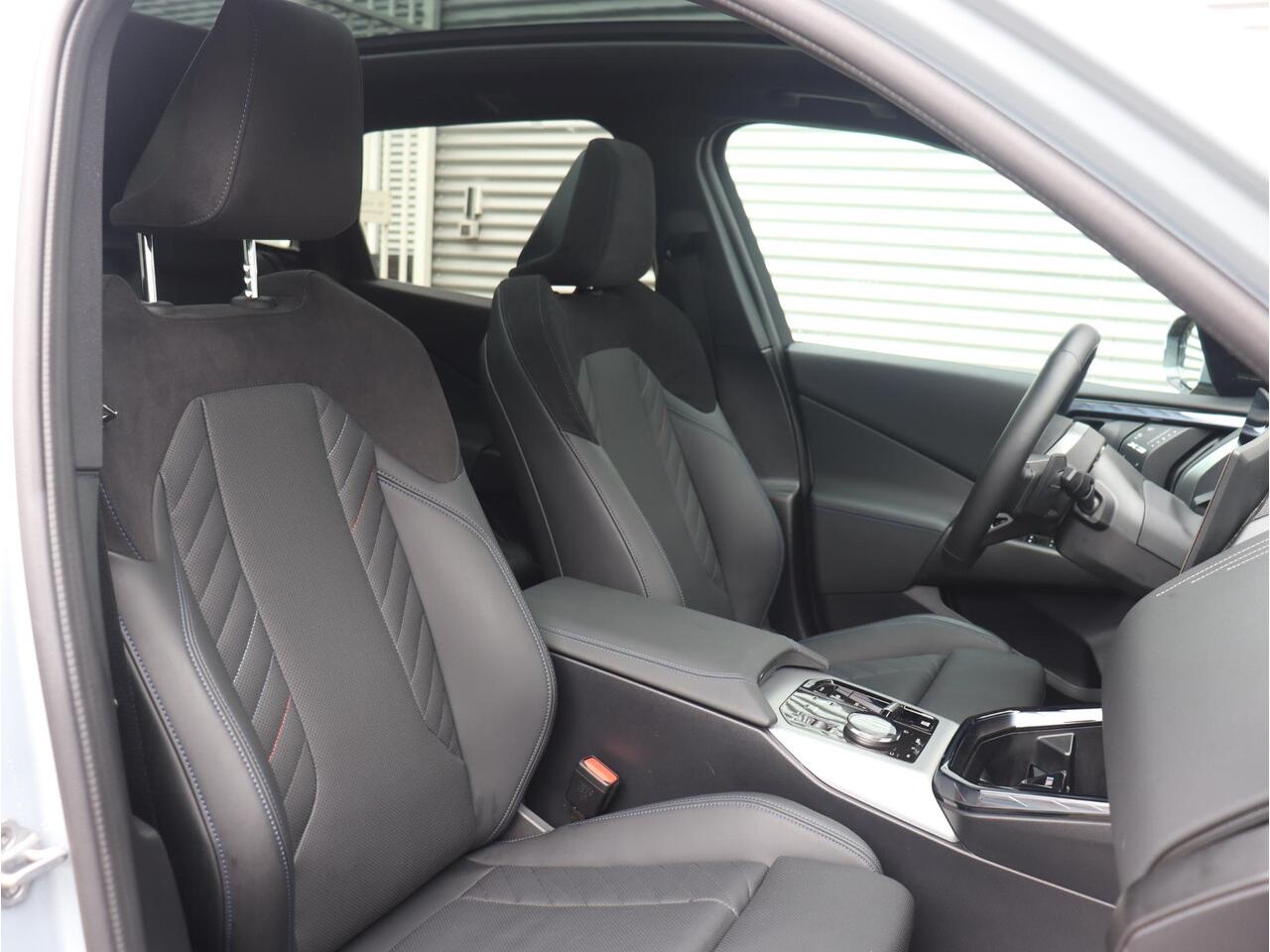 BMW X3 20 xDrive | M Sportpakket | Panodak | Trekhaak | Driving Assistant Plus | Parking Assistant Plus | Harman Kardon | Stuurverwarming | Getint glas | 19'' LMV