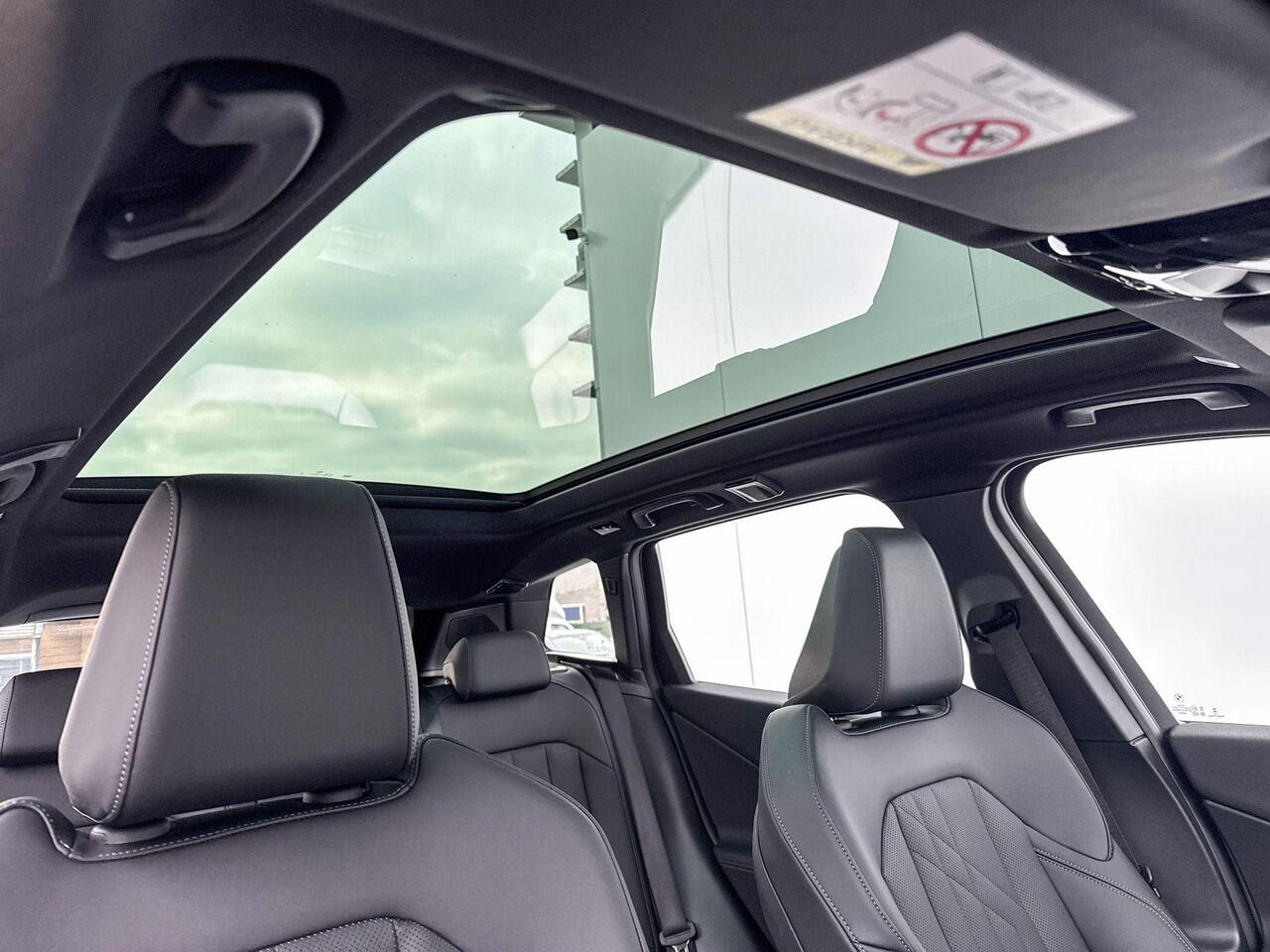 BMW X3 30e xDrive M-Sport / Head Up Display / 20 inch / Trekhaak / Stuurwielrandverwarming / Glazen Dak / Driving Assistant Plus / Stoelverwarming / Parking Assistant Plus / Harman Kardon