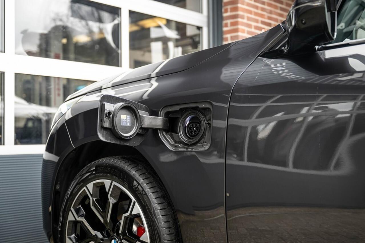 BMW X3 30e xDrive M Sport Pro | Shadow | Iconic | Harman/Kardon | Head-Up | Memory Seats | 360° | Driving Ass. Plus | Trekhaak | 20' Inch |