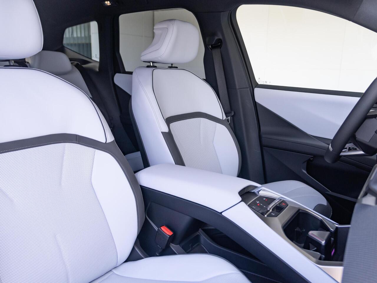 BMW X3 iX3 50 xDrive M Sportpakket | Iconic Glow | Trekhaak | Innovation Pack