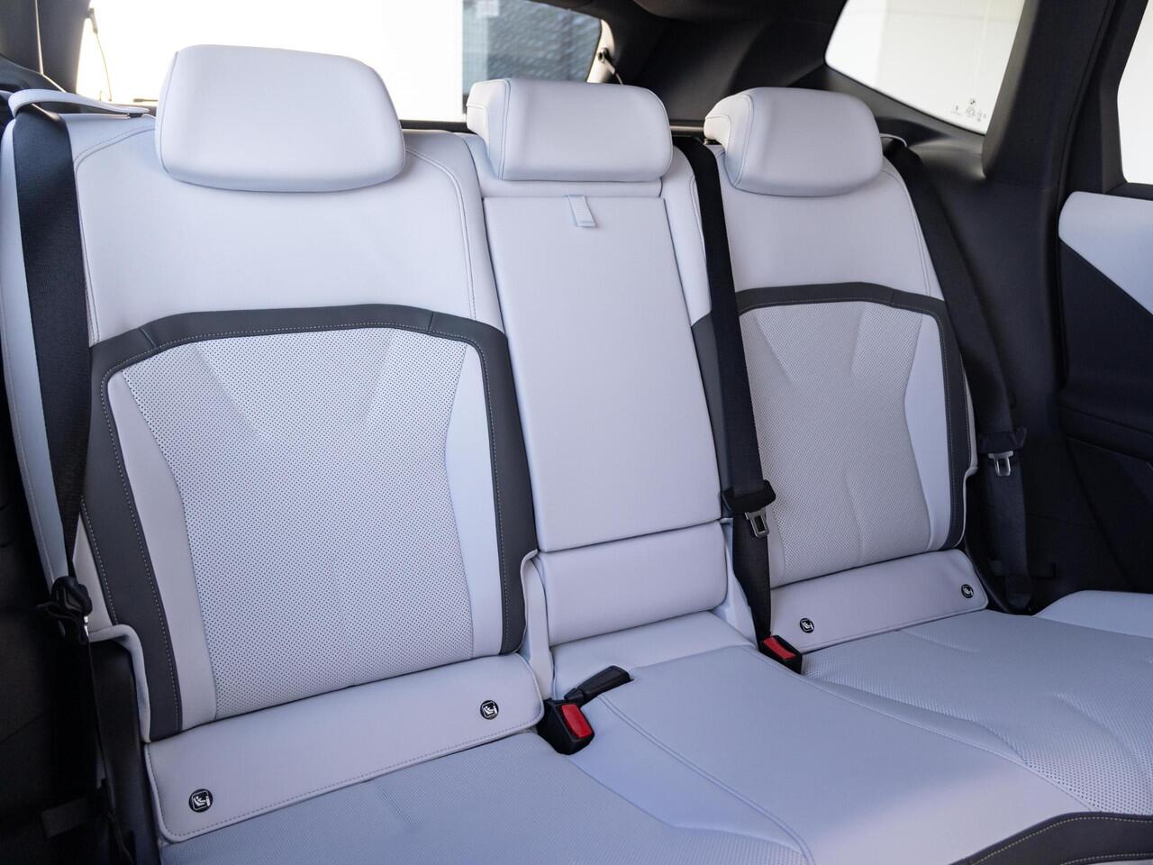 BMW X3 iX3 50 xDrive M Sportpakket | Iconic Glow | Trekhaak | Innovation Pack