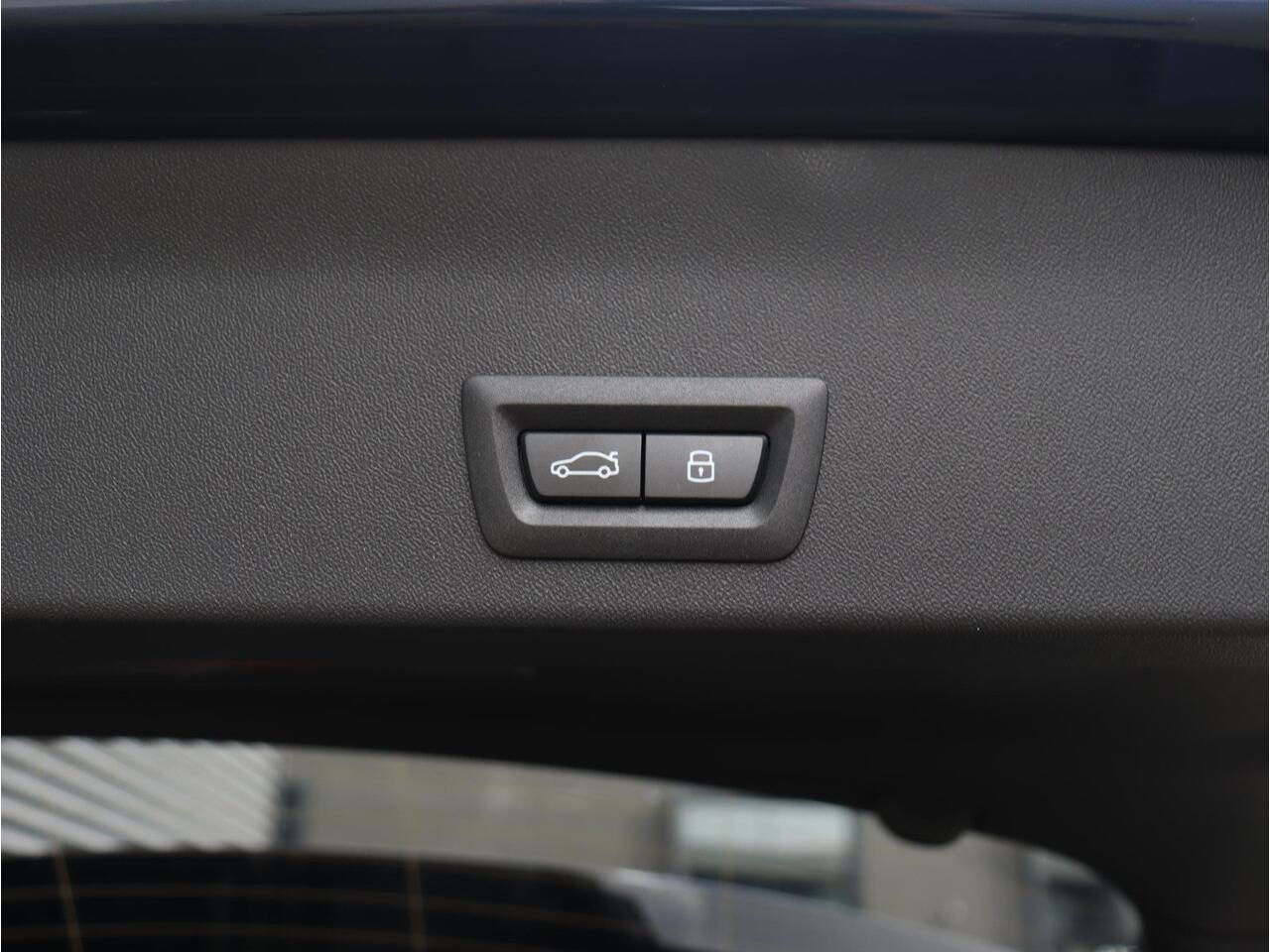 BMW X3 iX3 50 xDrive | M Sportpakket | Innovation Pack | Head-up Display | Harman Kardon | Trekhaak | Driving Assistant Plus | Parking Assistant Prof. | 22'' LMV