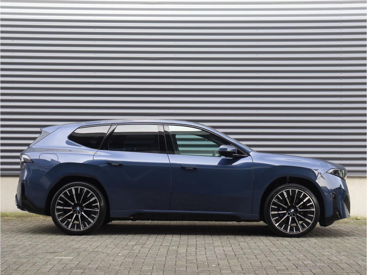 BMW X3 iX3 50 xDrive | M Sportpakket | Innovation Pack | Head-up Display | Harman Kardon | Trekhaak | Driving Assistant Plus | Parking Assistant Prof. | 22'' LMV