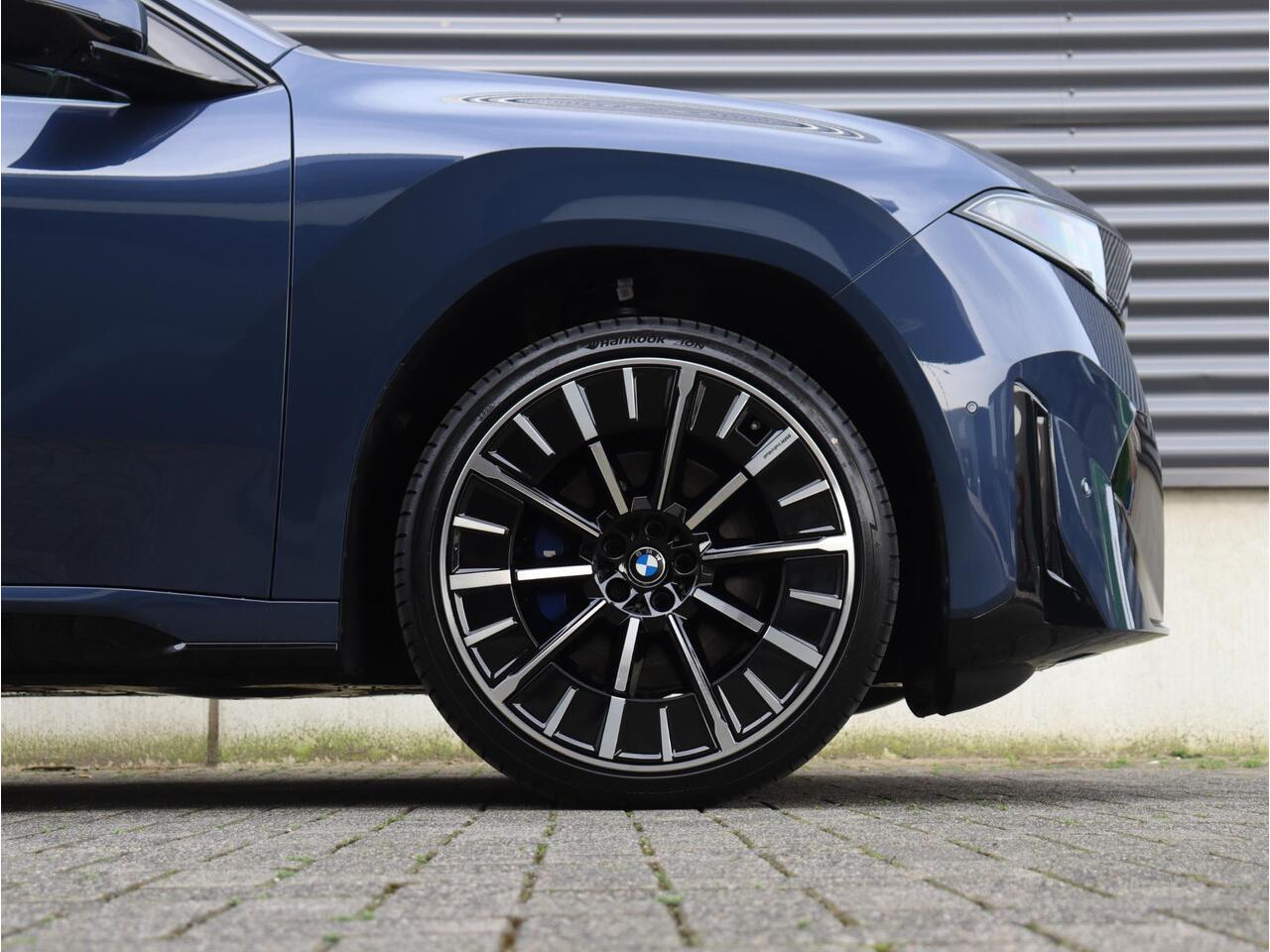 BMW X3 iX3 50 xDrive | M Sportpakket | Innovation Pack | Head-up Display | Harman Kardon | Trekhaak | Driving Assistant Plus | Parking Assistant Prof. | 22'' LMV