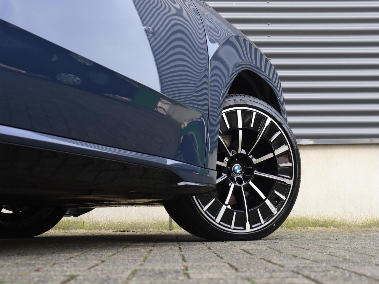 BMW X3 iX3 50 xDrive | M Sportpakket | Innovation Pack | Head-up Display | Harman Kardon | Trekhaak | Driving Assistant Plus | Parking Assistant Prof. | 22'' LMV